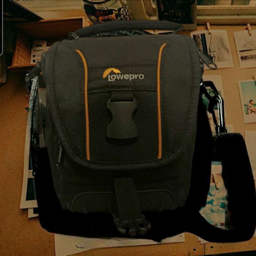 NEW Lowepro Adventura Camera Shoulder Bag w/Adjustable/Removable Shoulder Strap